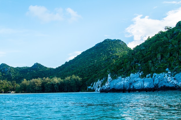 Las hermosas islas son montañas y mar en el cielo azul