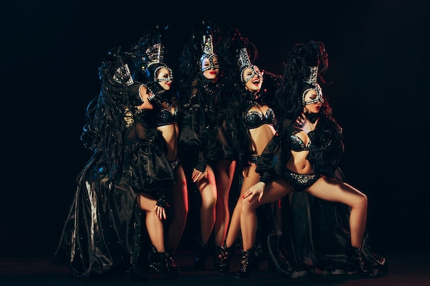 Hermosas jóvenes bailarinas posando sobre fondo de estudio