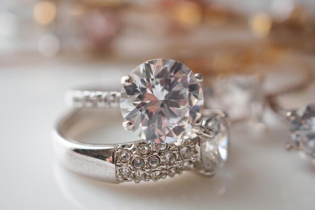 Hermosas joyas de anillos de diamantes sobre fondo blanco.