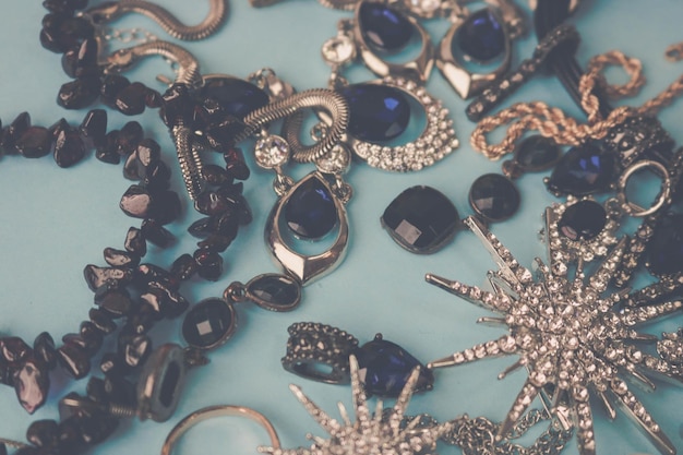 Foto hermosas joyas brillantes y preciosas, conjunto de joyas glamorosas de moda, collar, pendientes, anillos, cadenas