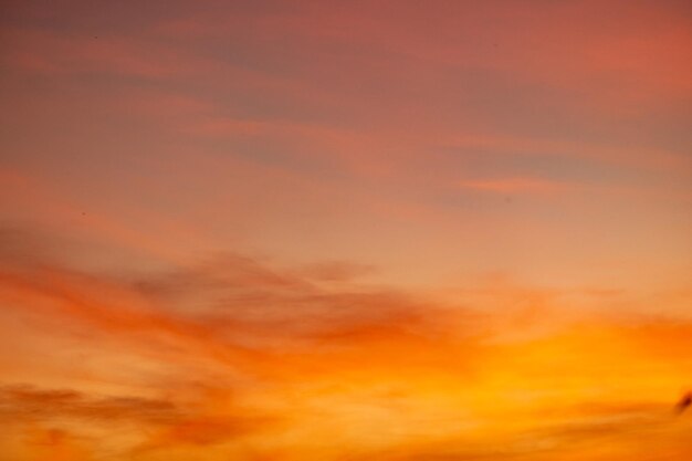 Foto hermosas y lujosas nubes de oro naranja degradado suave y luz solar en el cielo azul perfecto para el fondo en everningtwilight