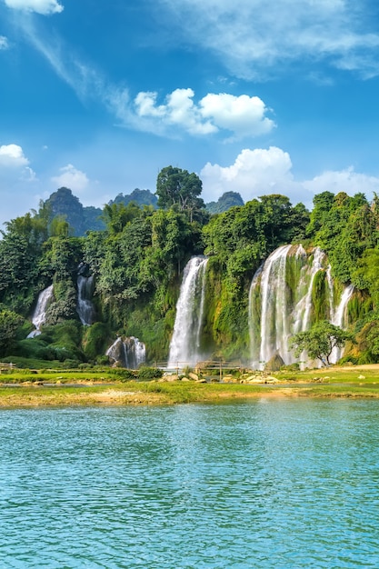 Las hermosas y magníficas cataratas Detian en Guangxi, China