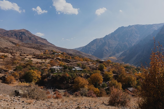 Hermosas y majestuosas montañas de Armenia en la ciudad de Ereván