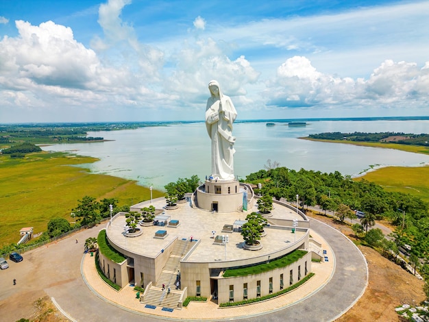 Hermosas mañanas en la montaña Nui Cui Vista superior de Nuestra Señora de Lourdes Virgen María estatua religiosa católica en una montaña de Nui Cui Concepto de viaje y religión