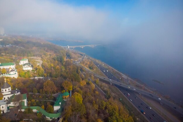 Foto hermosas mañanas de niebla en otoño vista superior de la lavra pechersk de kiev