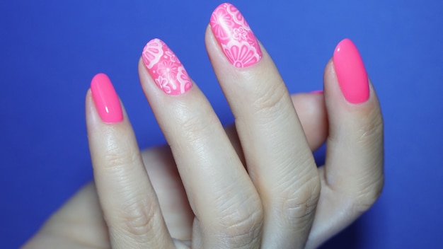 Hermosas manos femeninas con manicura roja y uñas aisladas. Uñas de mujer cuidadas con esmalte de uñas rojo.