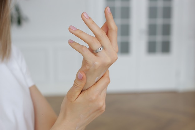 Hermosas manos de mujeres bien cuidadas con una cuidada manicura.Foto de alta calidad