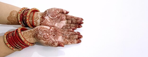 Hermosas manos de mujeres indias con tatuaje de henna aislado en el blanco