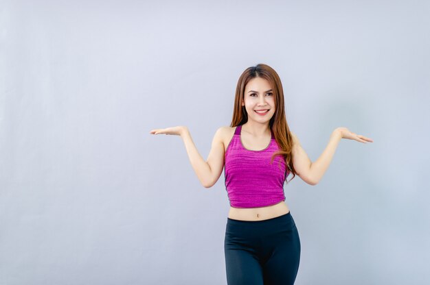 Hermosas modelos jóvenes muestran gestos felices y sonrisas.