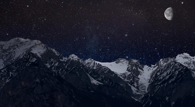 Hermosas montañas de los Alpes por la noche