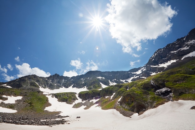 Hermosas montañas del Cáucaso en Georgia