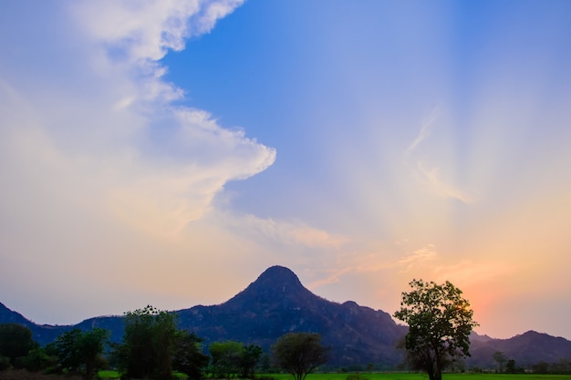 Hermosas montañas y el cielo nocturno, cielo colorido y espectacular puesta de sol