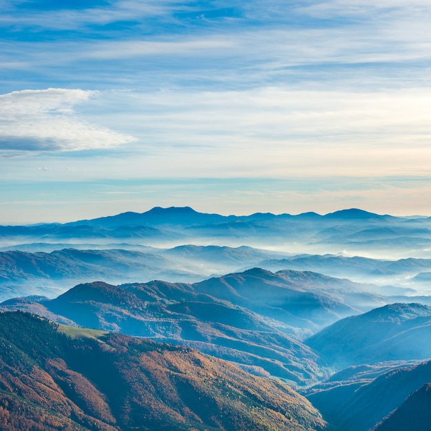 Hermosas montañas y colinas azules al atardecer