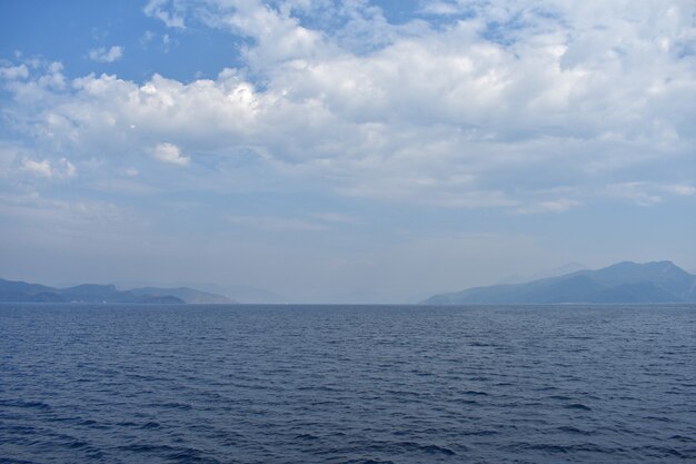 Hermosas montañas de la costa del mar Egeo