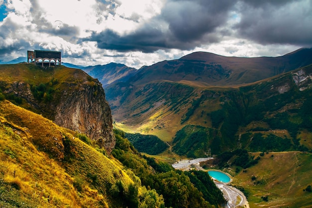 Hermosas montañas en georgia nubes fantásticas