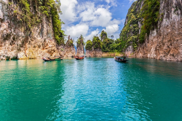 Hermosas montañas lago río cielo y atracciones naturales en Ratchaprapha Dam en el Parque Nacional Khao Sok, provincia de Surat Thani, Tailandia.