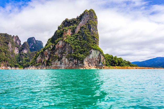 Hermosas montañas lago río cielo y atracciones naturales en Ratchaprapha Dam en el Parque Nacional Khao Sok