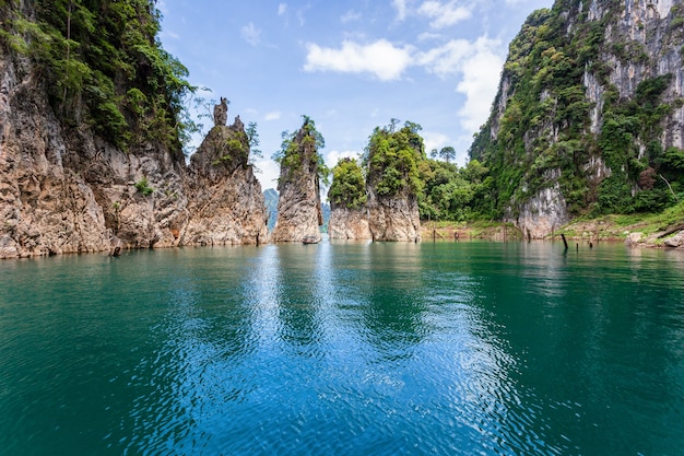 Hermosas montañas lago río cielo y atracciones naturales en Ratchaprapha Dam en el Parque Nacional Khao Sok