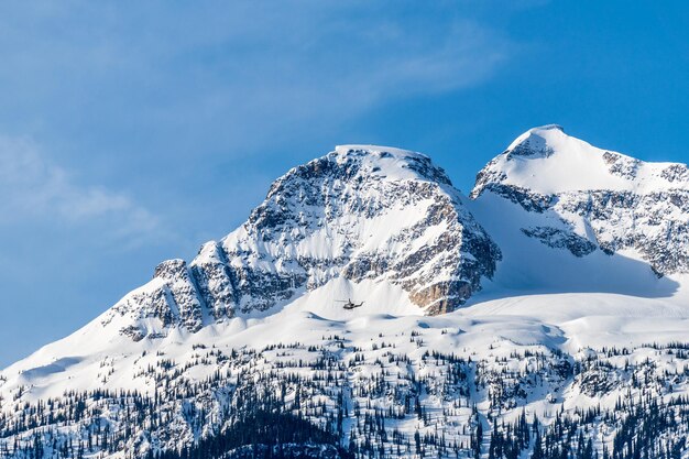 Hermosas montañas nevadas de Columbia contra el cielo azul en la Columbia Británica Canadá