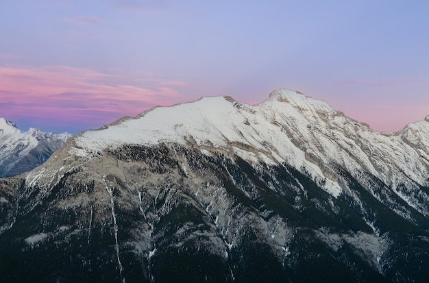 Hermosas montañas nevadas contra el cielo crepuscular en el Parque Nacional Banff en Alberta, Canadá