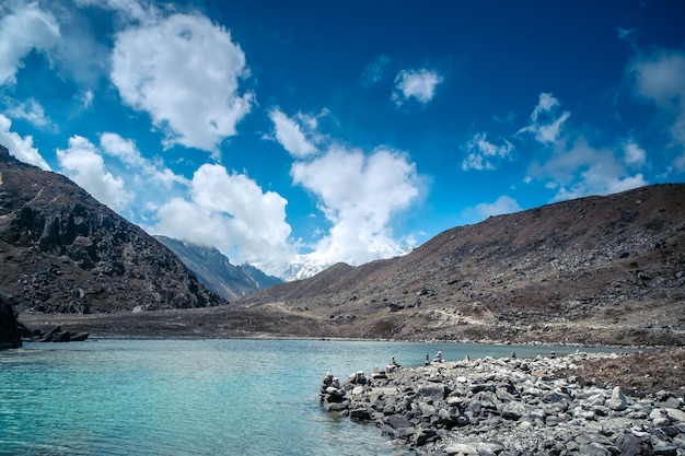 Hermosas montañas nevadas con lago