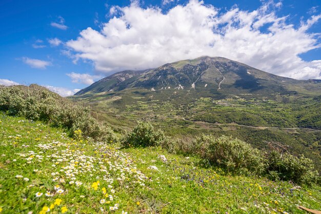 Hermosas montañas y paisaje azul cielo nublado