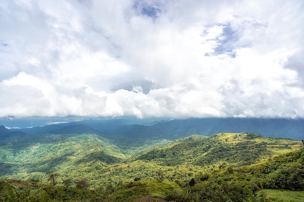 Hermosas montañas y paisajes rurales en la lluvia