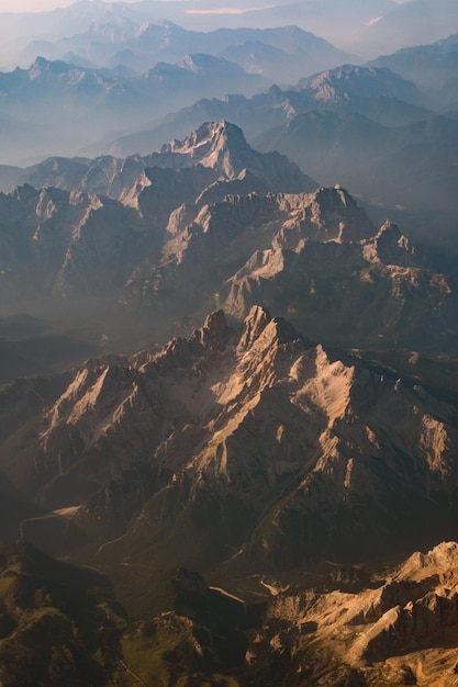 Hermosas montañas pintorescas desde la altura de un ojo de pájaro.