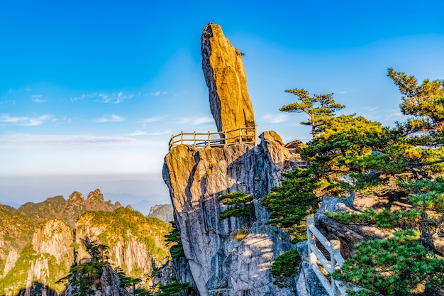 Hermosas montañas y ríos en el Monte Huangshan, China