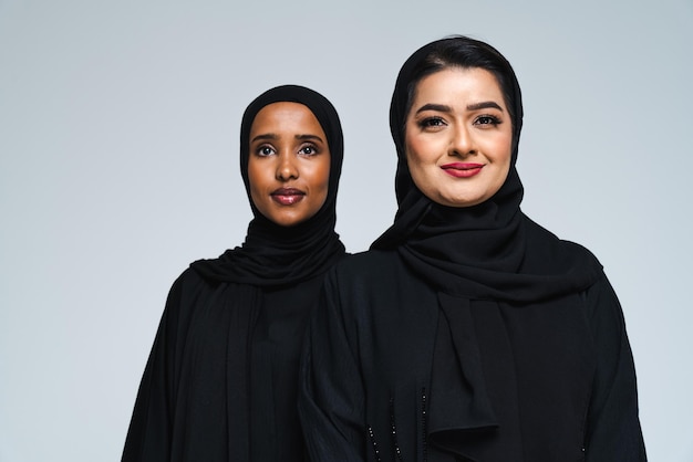 Hermosas mujeres árabes de Oriente Medio con abaya tradicional en el estudio