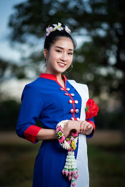 Hermosas mujeres asiáticas en traje tradicional tailandés