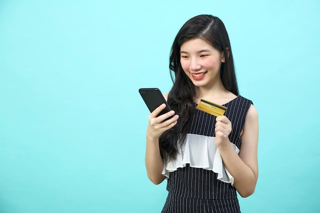 Hermosas mujeres asiáticas usan teléfonos inteligentes y pagos con tarjeta de crédito para comprar en línea