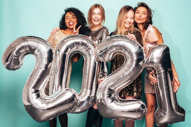 Hermosas mujeres celebrando el año nuevo.Feliz mujer hermosa con estilo