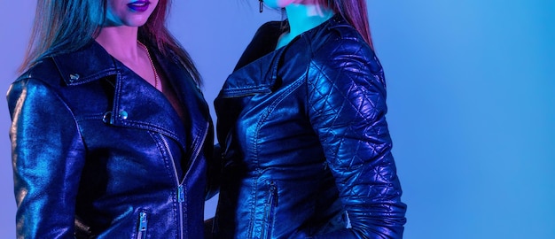 Hermosas mujeres en chaquetas de cuero con luces de estudio