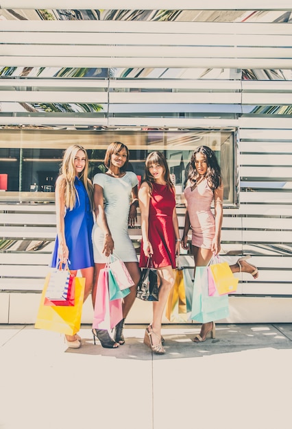 Hermosas mujeres de compras