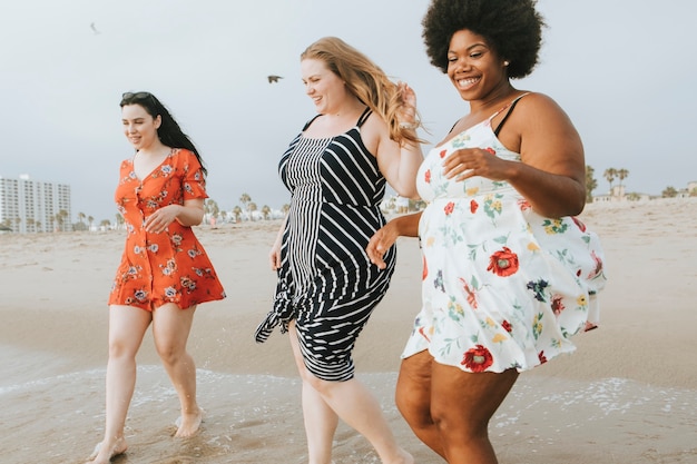 Hermosas mujeres disfrutando de la playa