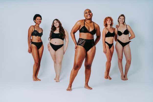 Hermosas mujeres diversas con lencería posando para conceptos positivos del cuerpo