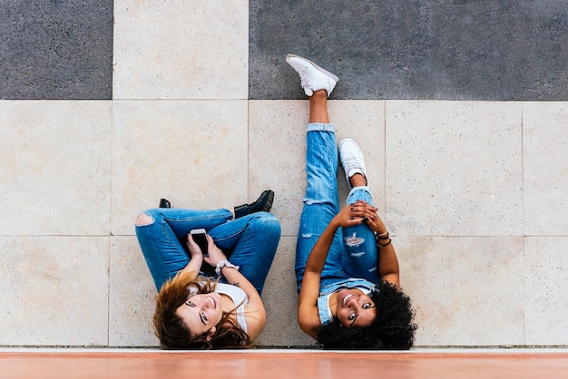 Foto hermosas mujeres divirtiéndose en la calle. concepto de juventud.