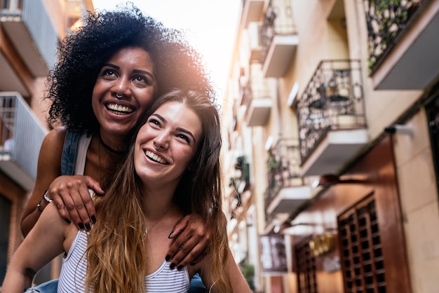 Hermosas mujeres divirtiéndose en la calle. Concepto de juventud.