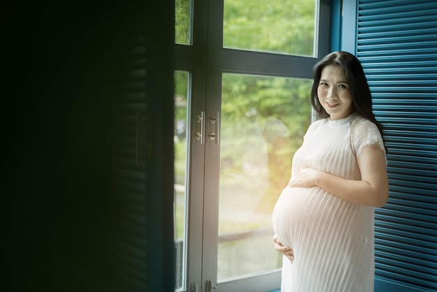 hermosas mujeres embarazadas, madre sosteniendo al bebé en el vientre embarazado