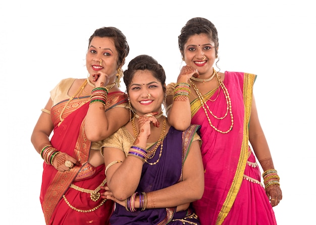 Hermosas mujeres indias en un sari trajes tradicionales