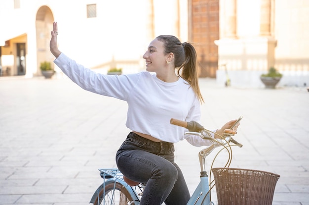 Hermosas mujeres jóvenes con bicicleta mirando a otro lado