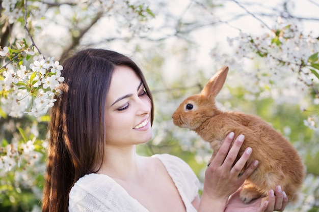 Hermosas mujeres jóvenes con conejo