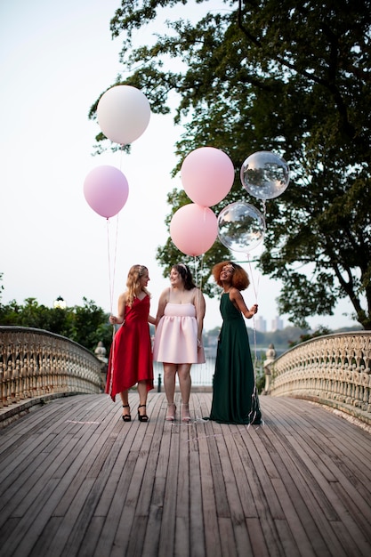 Foto hermosas mujeres jóvenes divirtiéndose en su fiesta de graduación