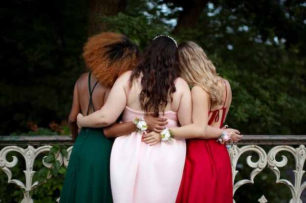 Hermosas mujeres jóvenes divirtiéndose en su fiesta de graduación