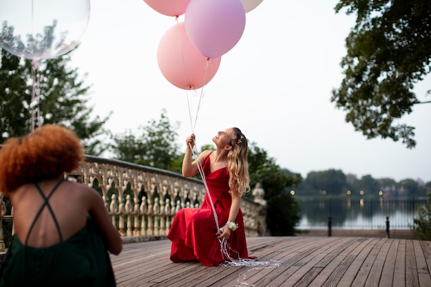 Hermosas mujeres jóvenes divirtiéndose en su fiesta de graduación