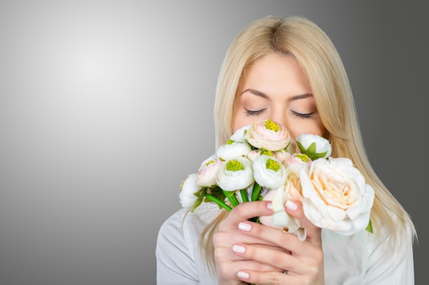 Hermosas mujeres jóvenes con flores