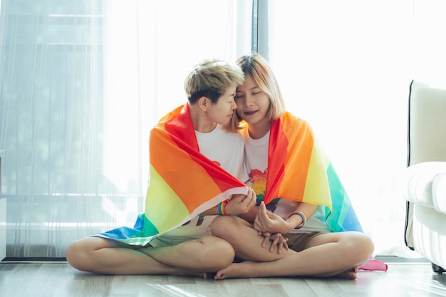 Foto hermosas mujeres jóvenes lesbianas lgbt abrazados