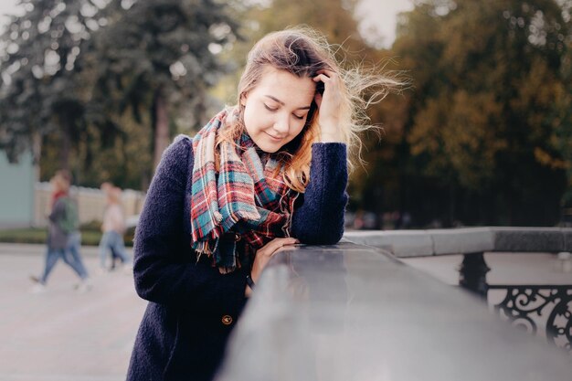 Hermosas mujeres jóvenes en el parque de otoño