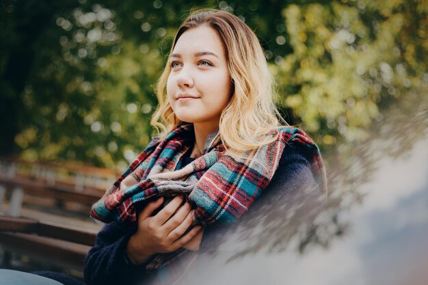 Hermosas mujeres jóvenes en el parque de otoño